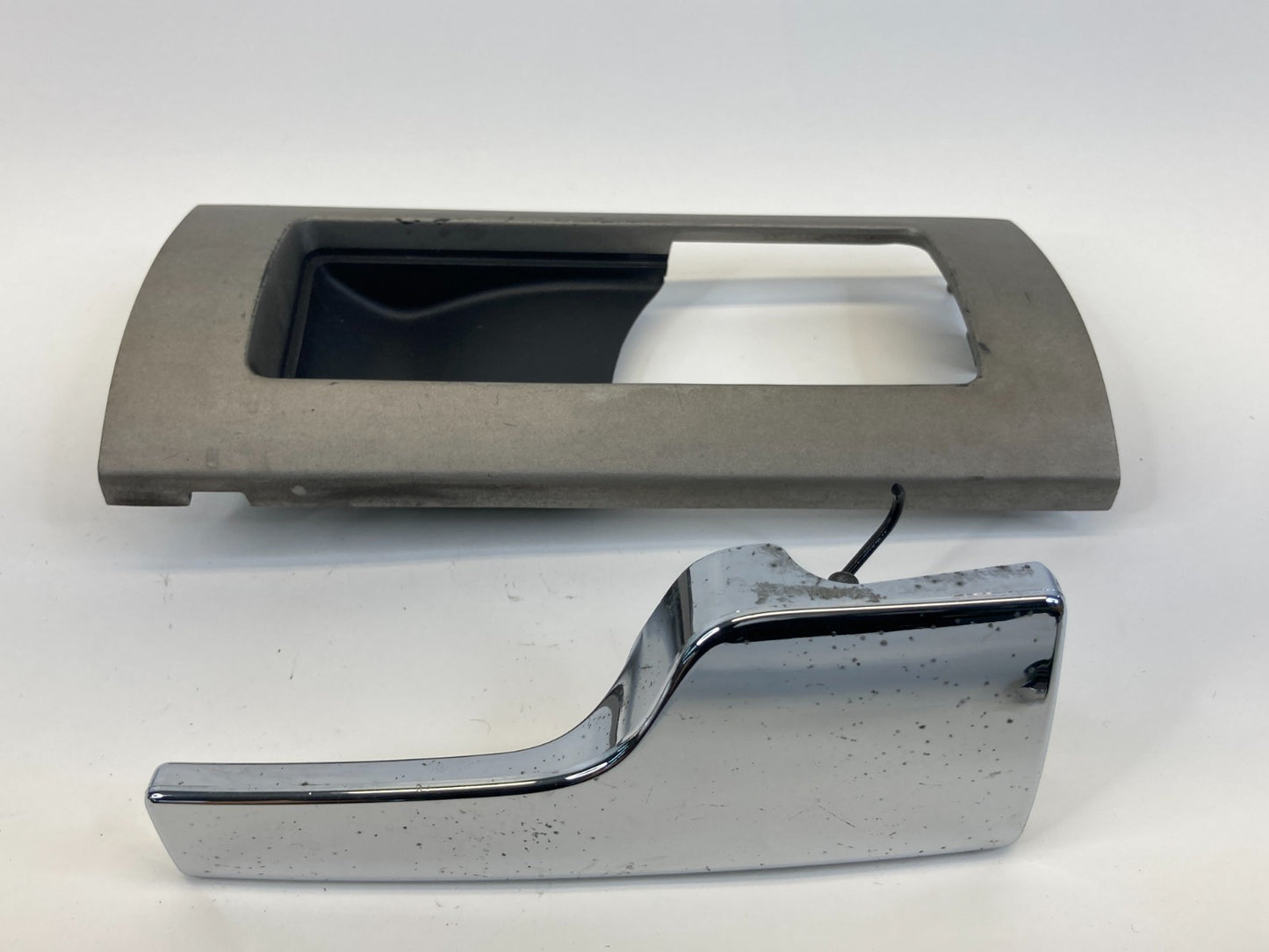 2003-2006 Lincoln Navigator Rear Right Side Inner Door Handle w/ Bezel