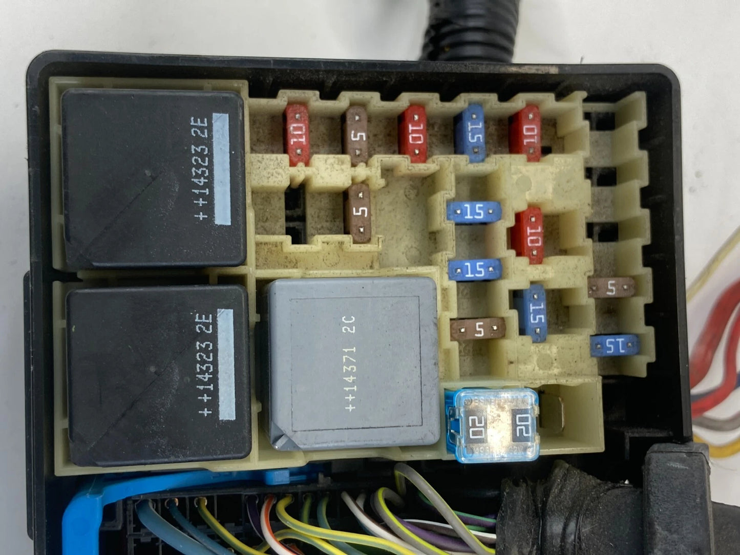 2013 2014 FORD FOCUS 2.0L L4 ENGINE COMPARTMENT JUNCTION FUSE BOX AV6T-14A142-AB