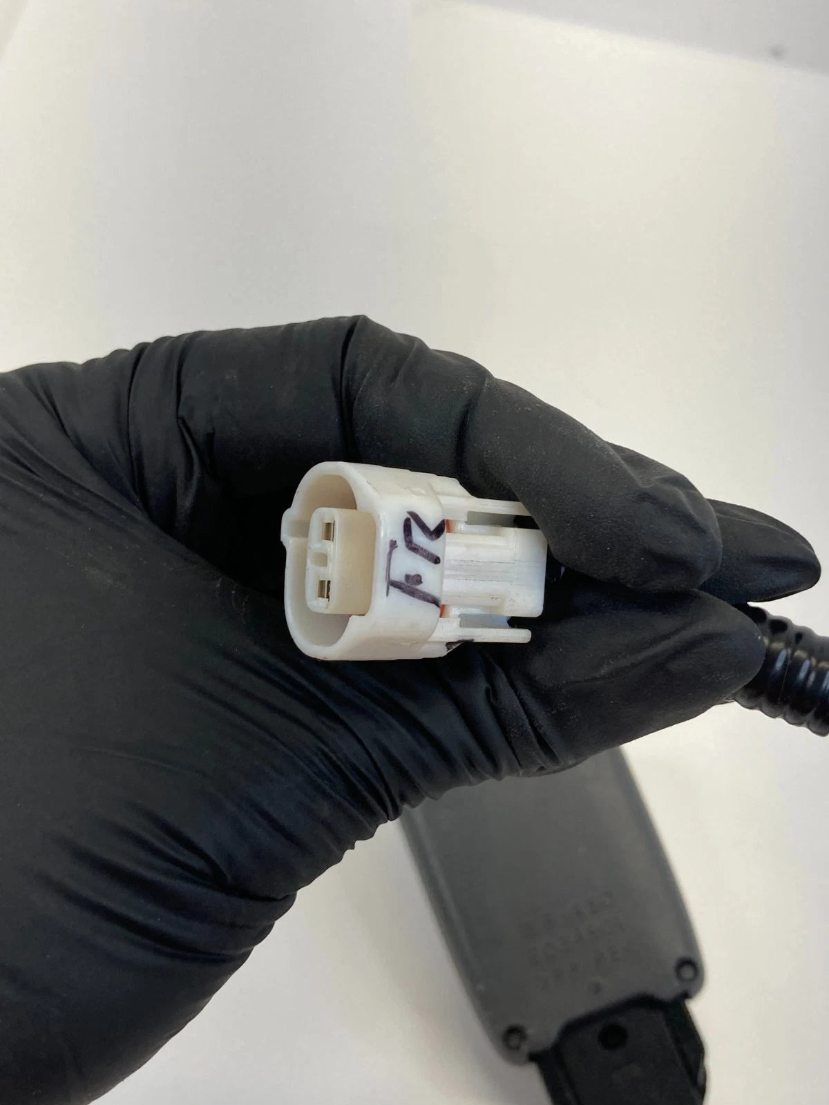 2010-2013 Toyota Prius Front Right Passenger Seat Belt Buckle E034501 OEM