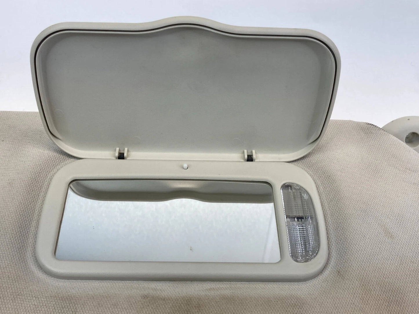 08-10 GRAND CARAVEN TOWN & COUNTRY RIGHT PASSENGER SUNVISOR SUN VISOR W/ LIGHT