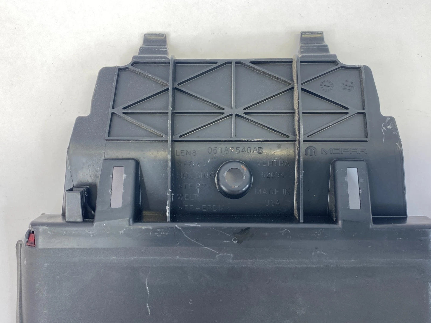 11-14 CHRYSLER 200 REAR CENTER 3RD BRAKE HIGH MOUNT STOP LIGHT OEM 05182540AB