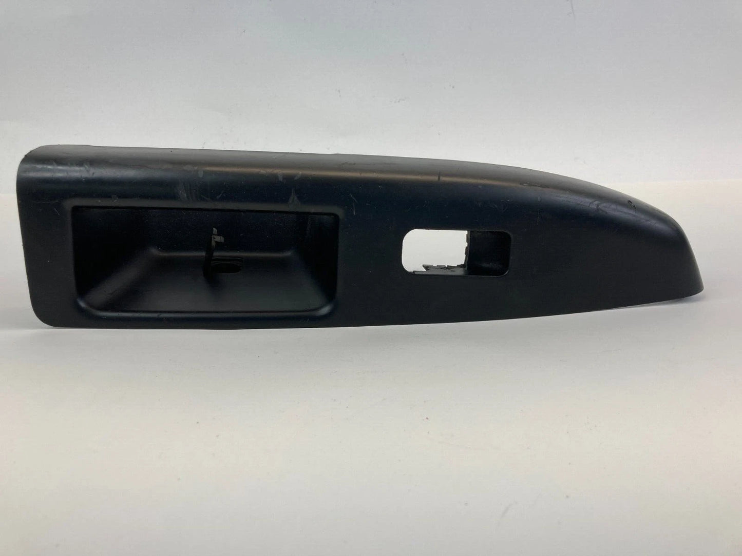 10-13 KIA SOUL REAR RIGHT SIDE DOOR WINDOW SWITCH BEZEL TRIM COVER 83360-2K000