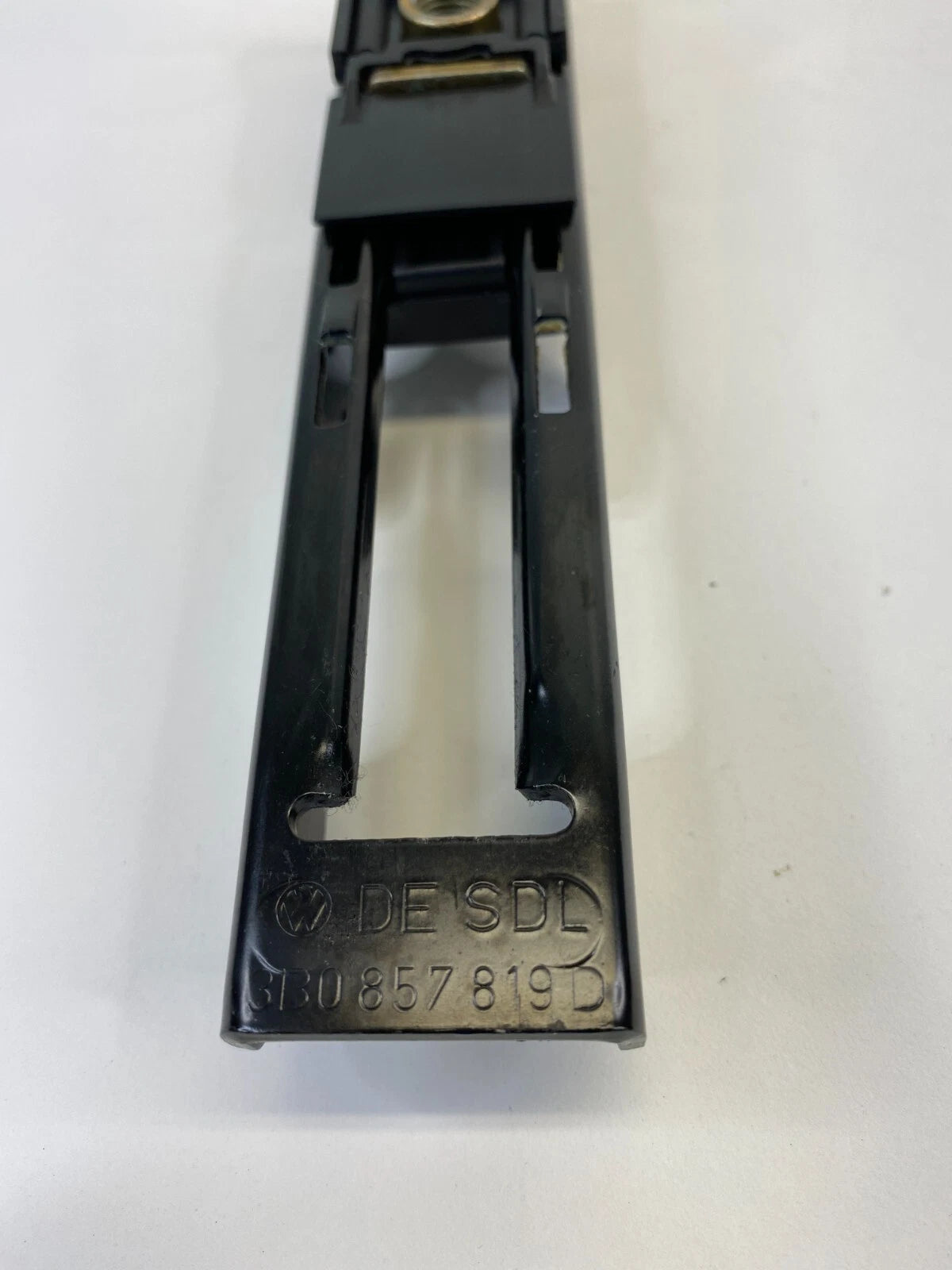 1998-2005 VOLKSWAGEN PASSAT RIGHT PASSENGER SEAT BELT ADJUSTER 3B0857819D OEM