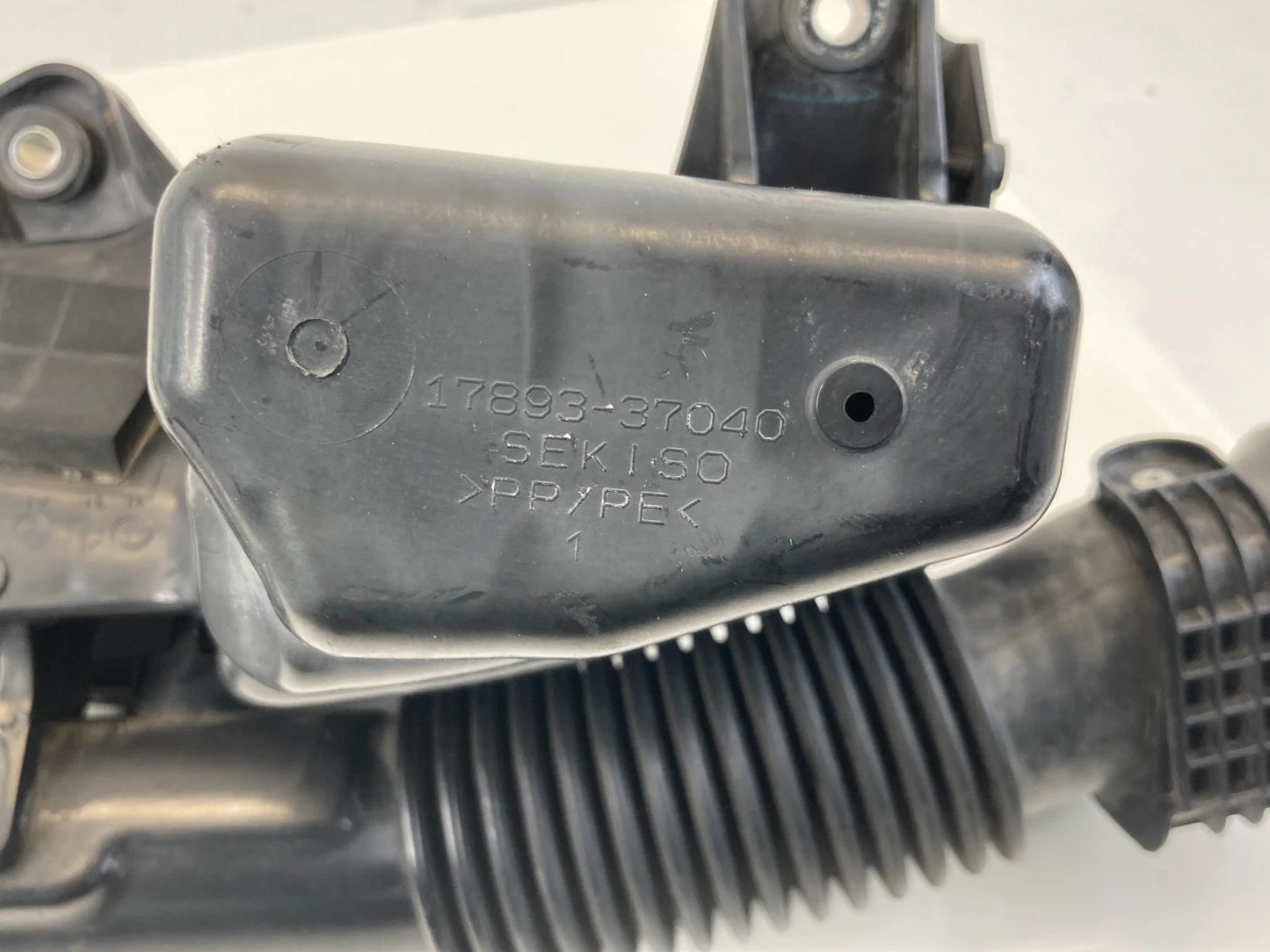 2010-2015 TOYOTA PRIUS AIR CLEANER RESONATOR INTAKE BOX FILTER 17893-37040 OEM