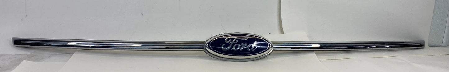 2013-2019 FORD TAURUS REAR TRUNK MOLDING W/ EMBLEM W/O CAMERA DG13-54425A22-A