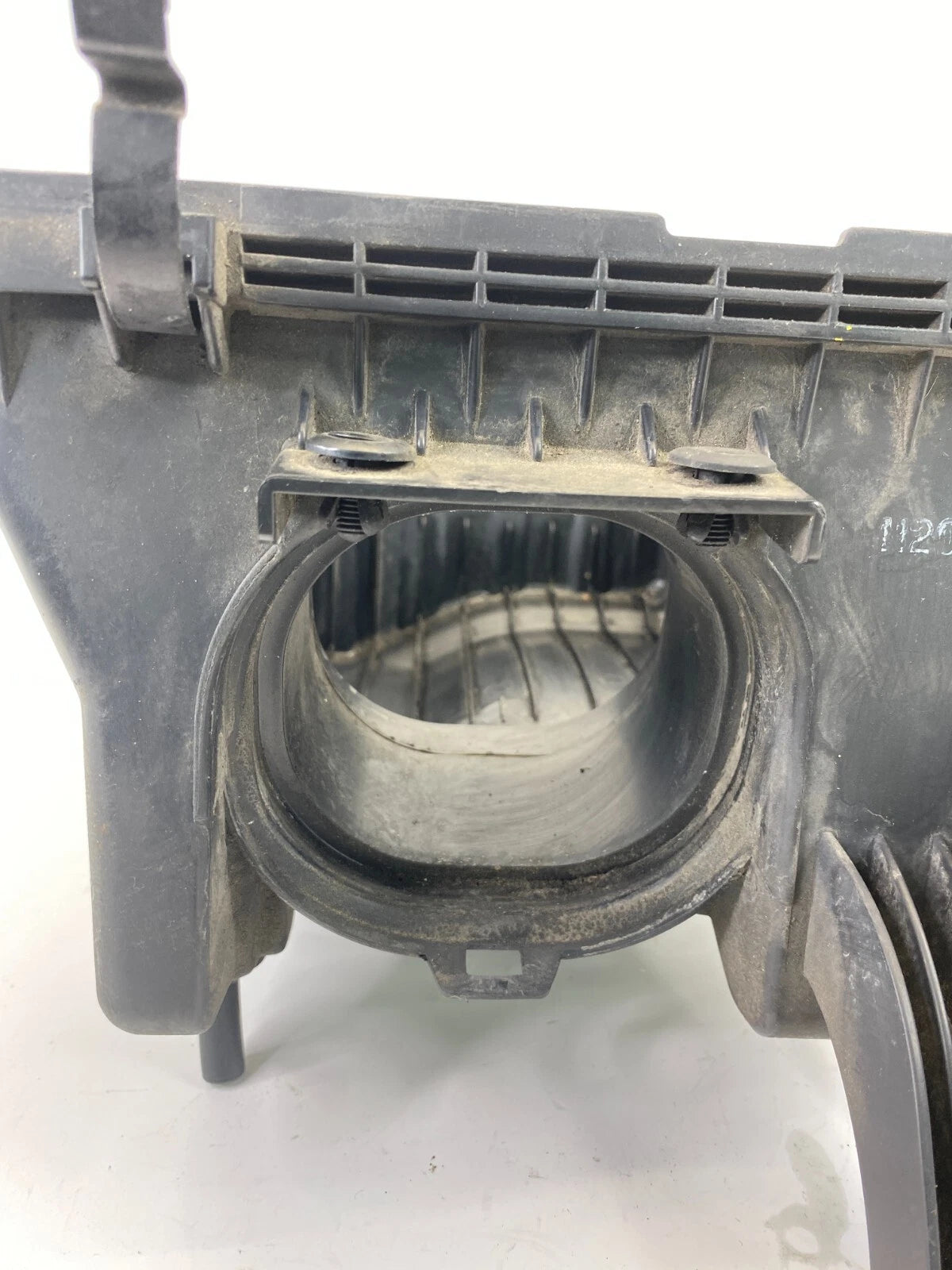 2009 KIA BORREGO 3.8L AIR CLEANER FILTER BOX LOWER COVER 28112-2J000 OEM
