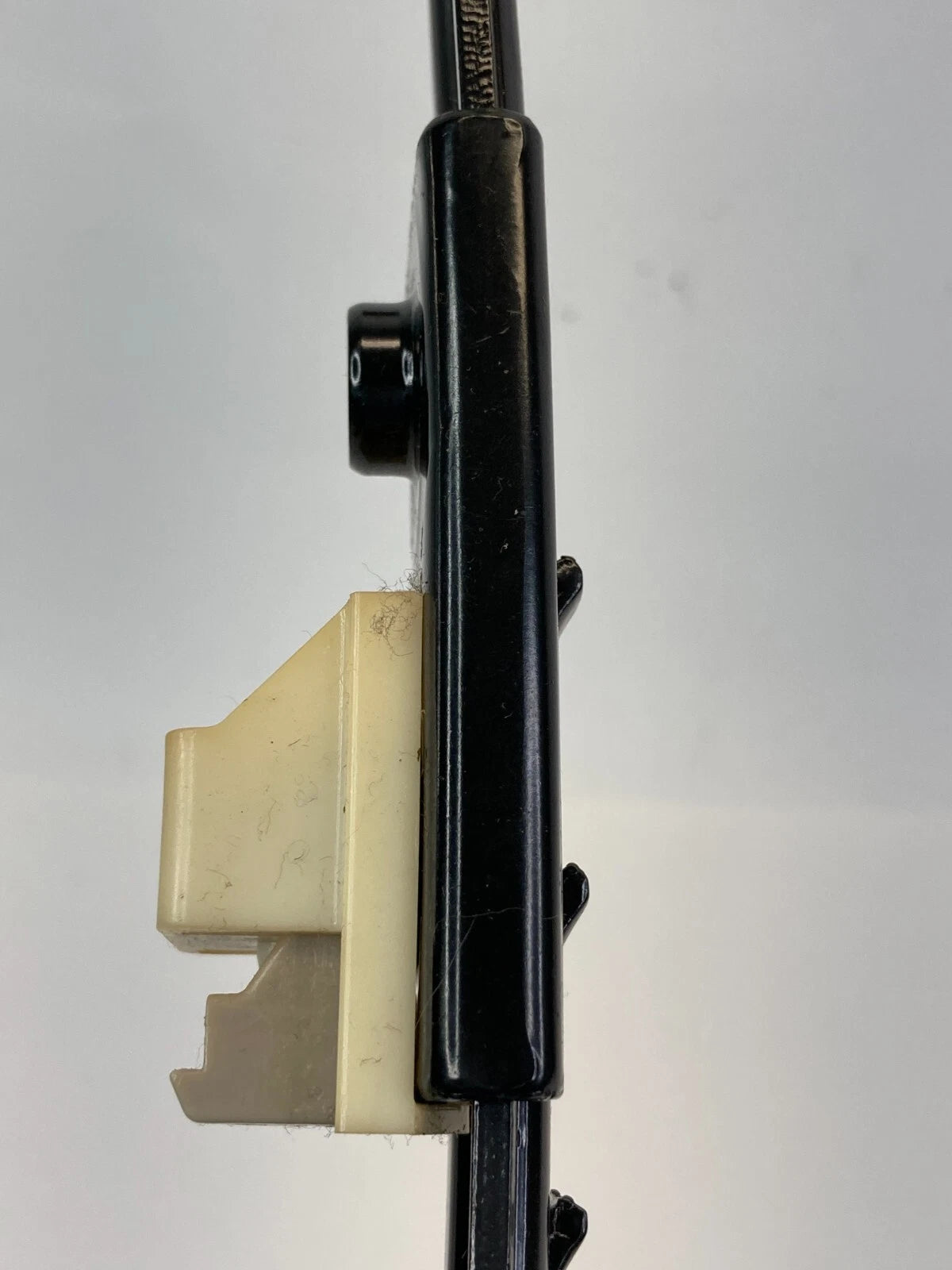 2011-2016 HYUNDAI ELANTRA FRONT RIGHT PASSENGER SIDE SEAT BELT HEIGHT ADJUSTER