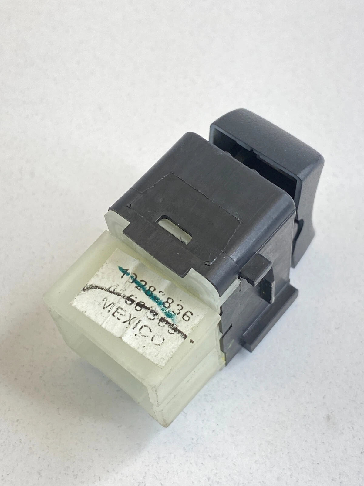 2000-2005 CHEVROLET IMPALA REAR RIGHT SIDE DOOR WINDOW CONTROL SWITCH 19283836