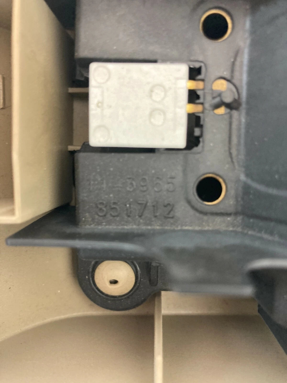 2005 2006 2007 SATURN RELAY CENTER ROOF OVERHEAD DOME MIDDLE MAP LIGHT LAMP OEM