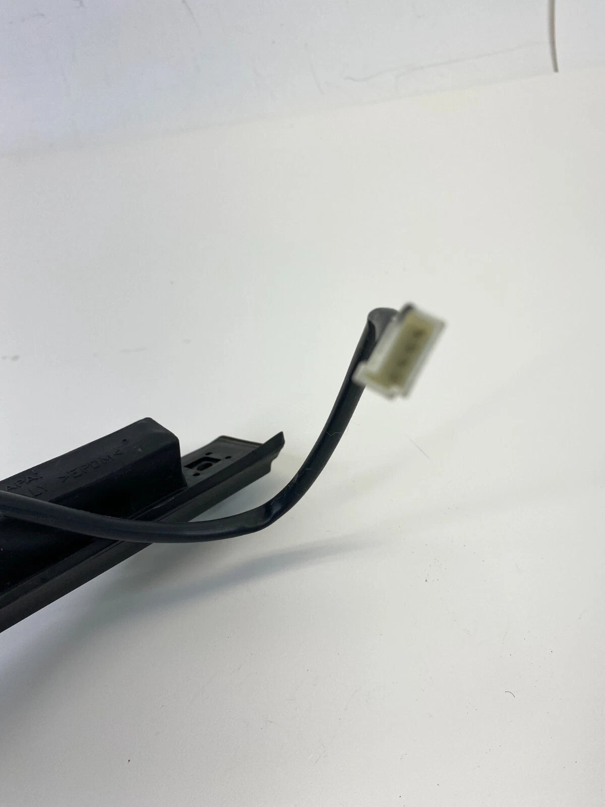 2003-2012 LAND ROVER RANGE ROVER REAR LICENSE PLATE LIGHT MOLDING ASSEMBLY OEM