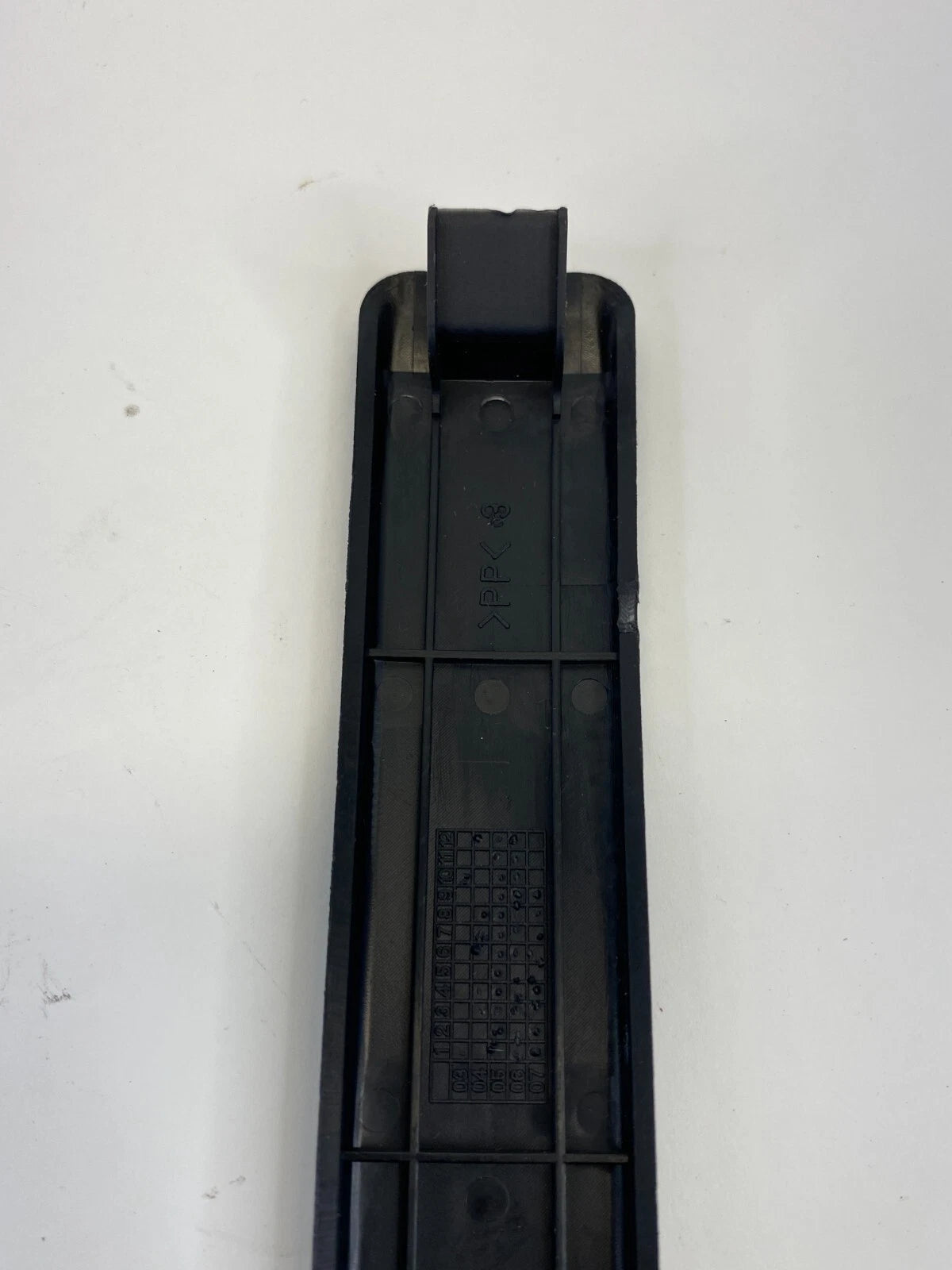 05-09 HYUNDAI TUCSON RIGHT PASSENGER SIDE FLOOR CARPET PROTECTOR TRIM 842682F500