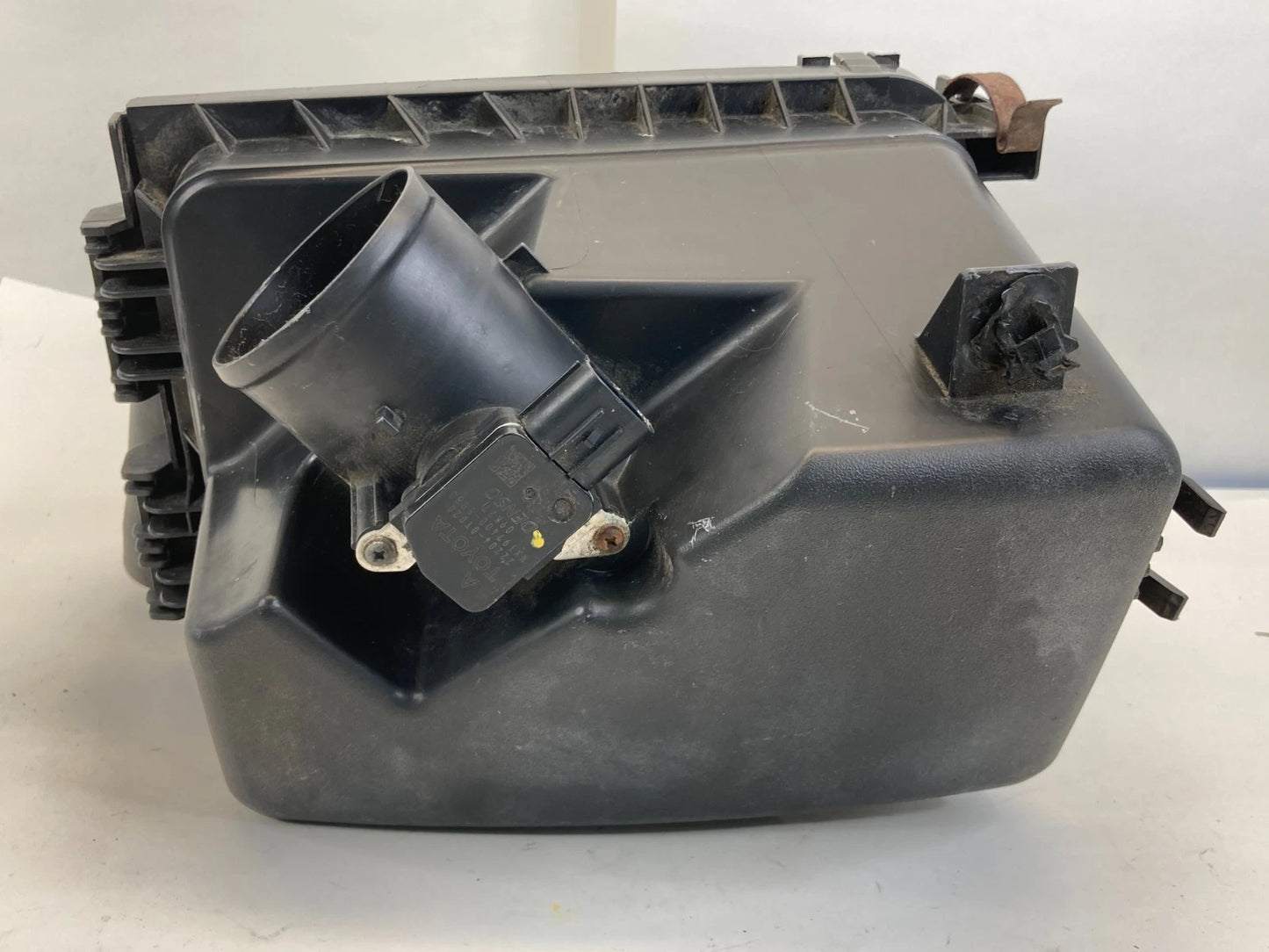 2009-2013 TOYOTA MATRIX 1.8L AIR FILTER BOX HOUSING WITH MAF SENSOR OEM