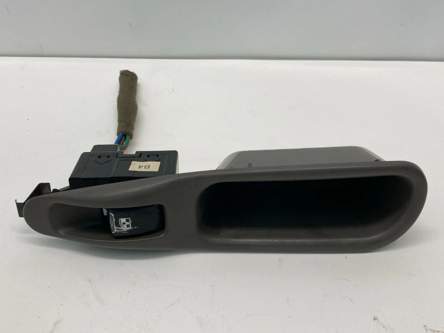 1999-2002 DAEWOO LEGANZA REAR RIGHT DOOR WINDOW SWITCH W/ BEZEL 96194796 OEM