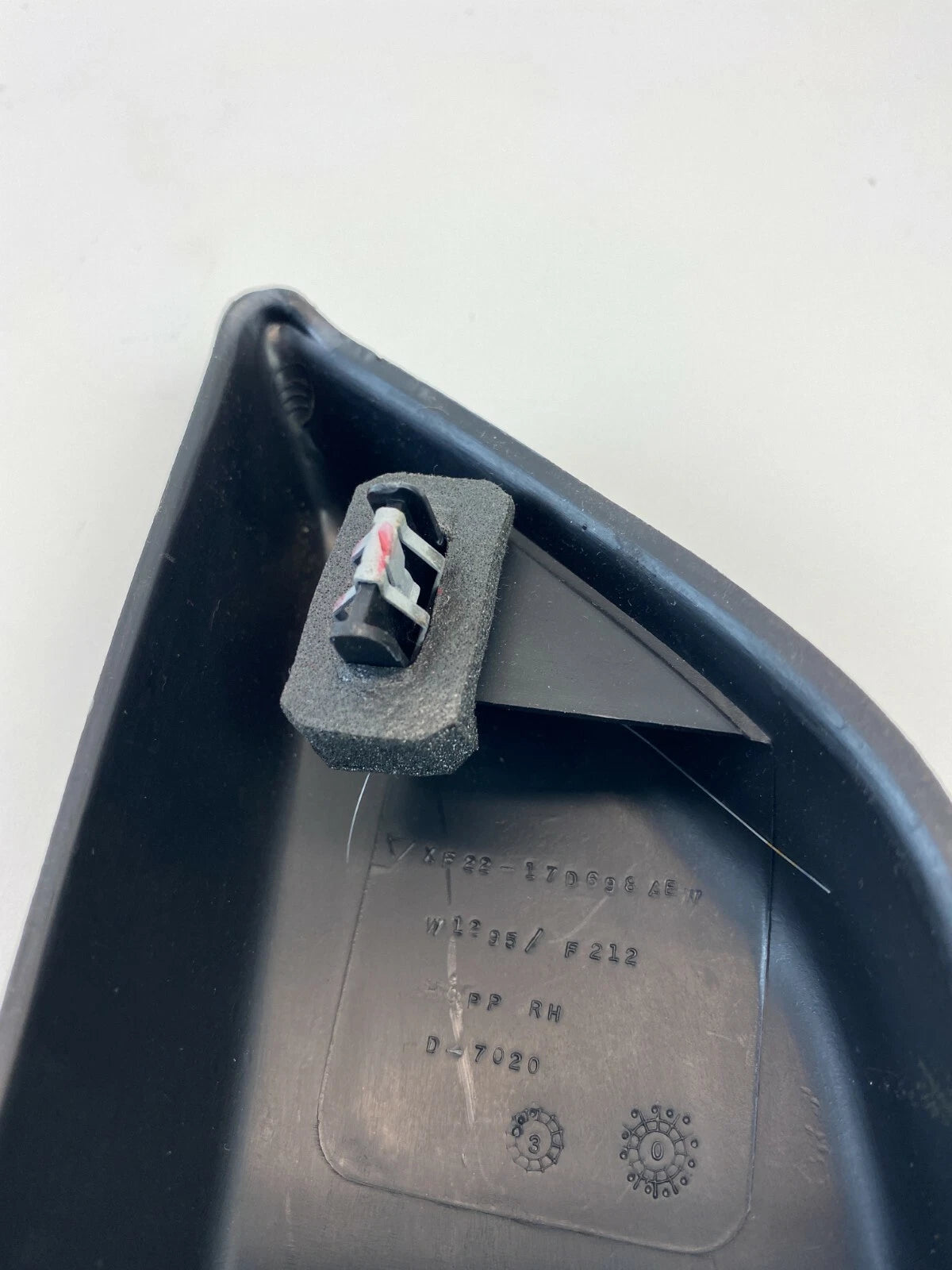 99-03 FORD WINDSTAR INNER RIGHT SIDE DOOR MIRROR CORNER COVER XF2217D698AEW OEM