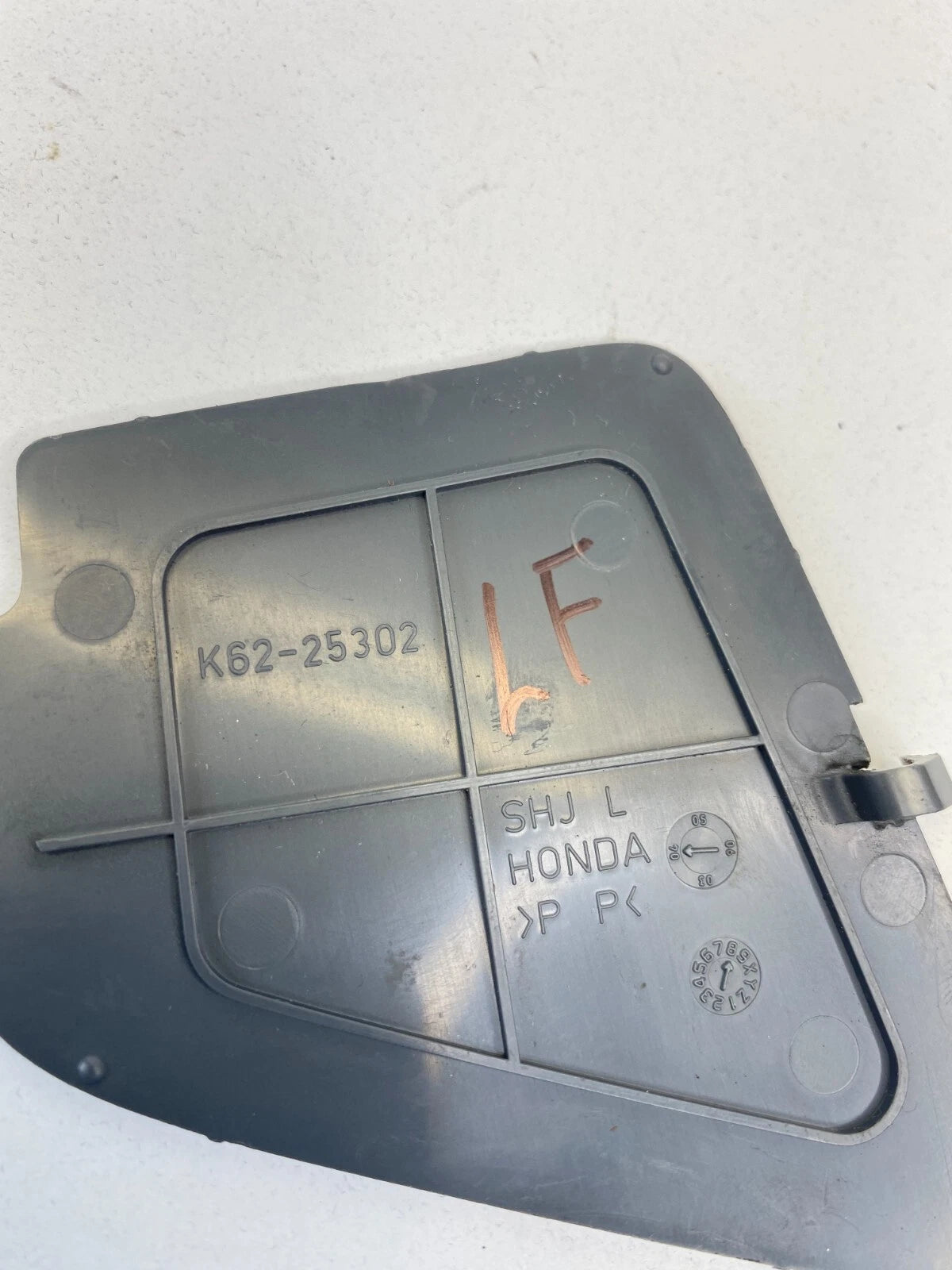 2005-2010 HONDA ODYSSEY FRONT LEFT SIDE INNER HANDLE SCREW COVER K62-25302 OEM