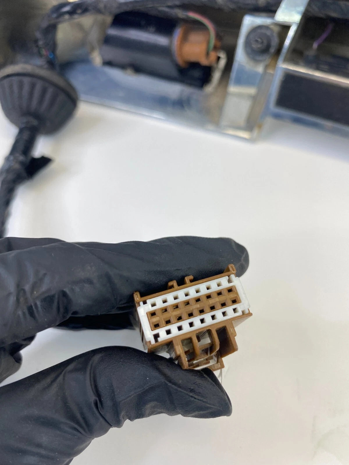 2010-2016 CADILLAC SRX HATCH TAILGATE LICENSE MOLDING HANDLE W/ CAMERA 20902911