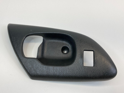 2000-2007 Chevrolet Monte Carlo 2DR Front Right Door Inner Handle Bezel 10441609