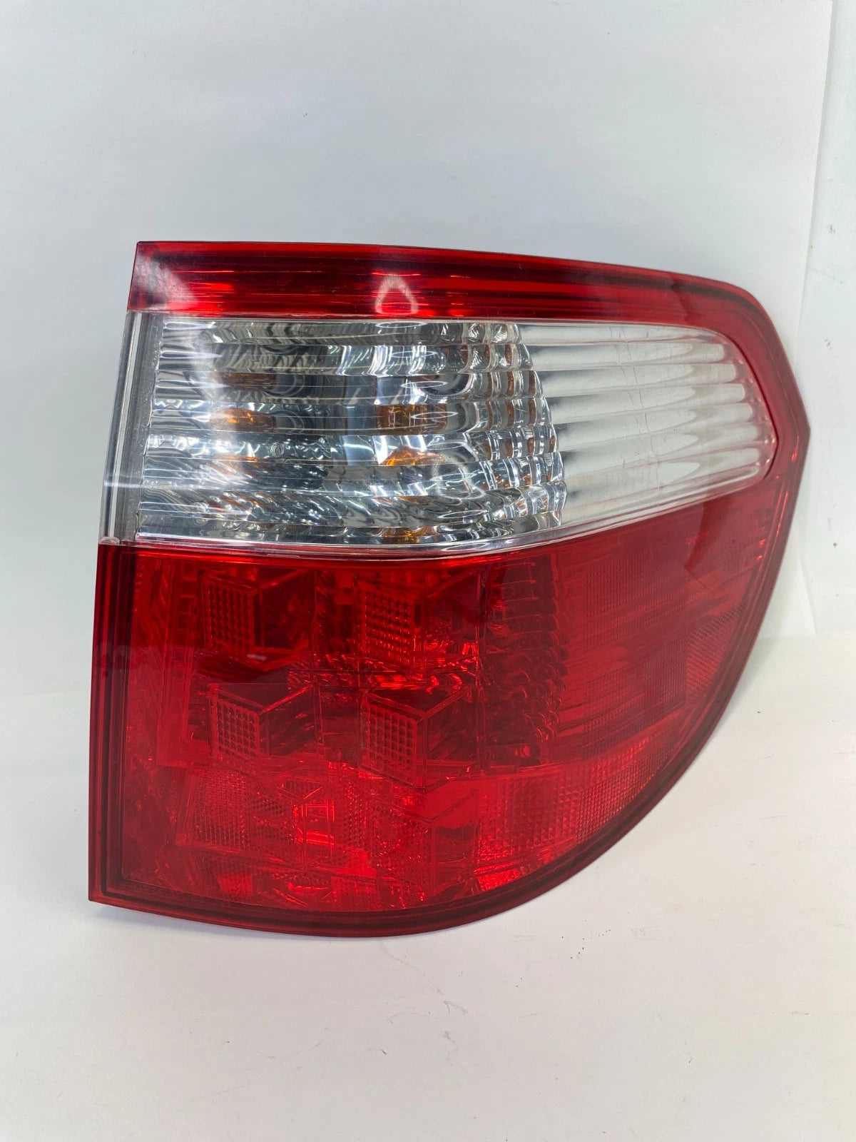 2005-2007 HONDA ODYSSEY RIGHT PASSENGER TAIL LIGHT OUTER TAIL LAMP OEM