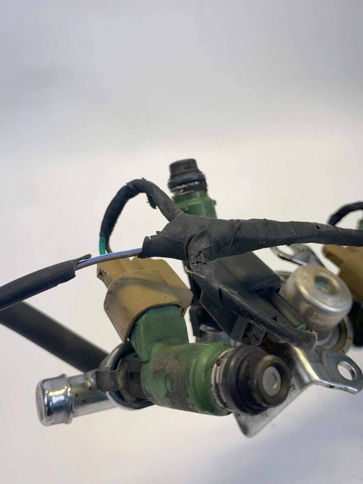 2003-2005 JAGUAR S-TYPE SEDAN 3.0L GAS FUEL RAIL LINE ASSEMBLY 2R8E-AC OEM