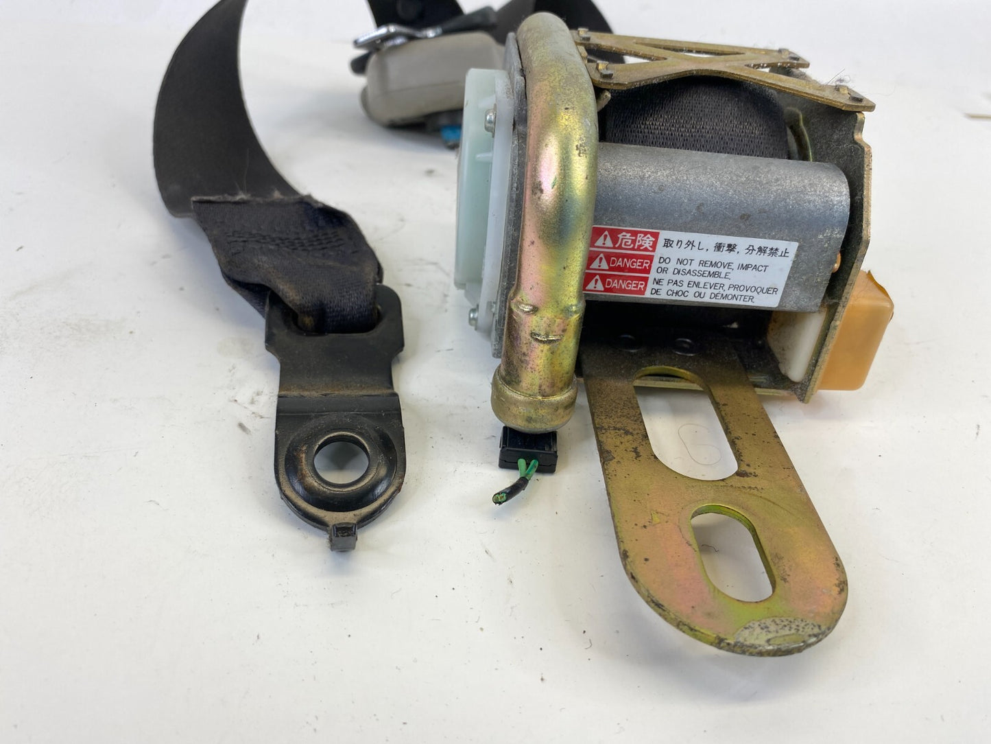 2005 2006 Dodge Magnum Front Left Driver Seat Belt Retractor P0UX531DVAD OEM