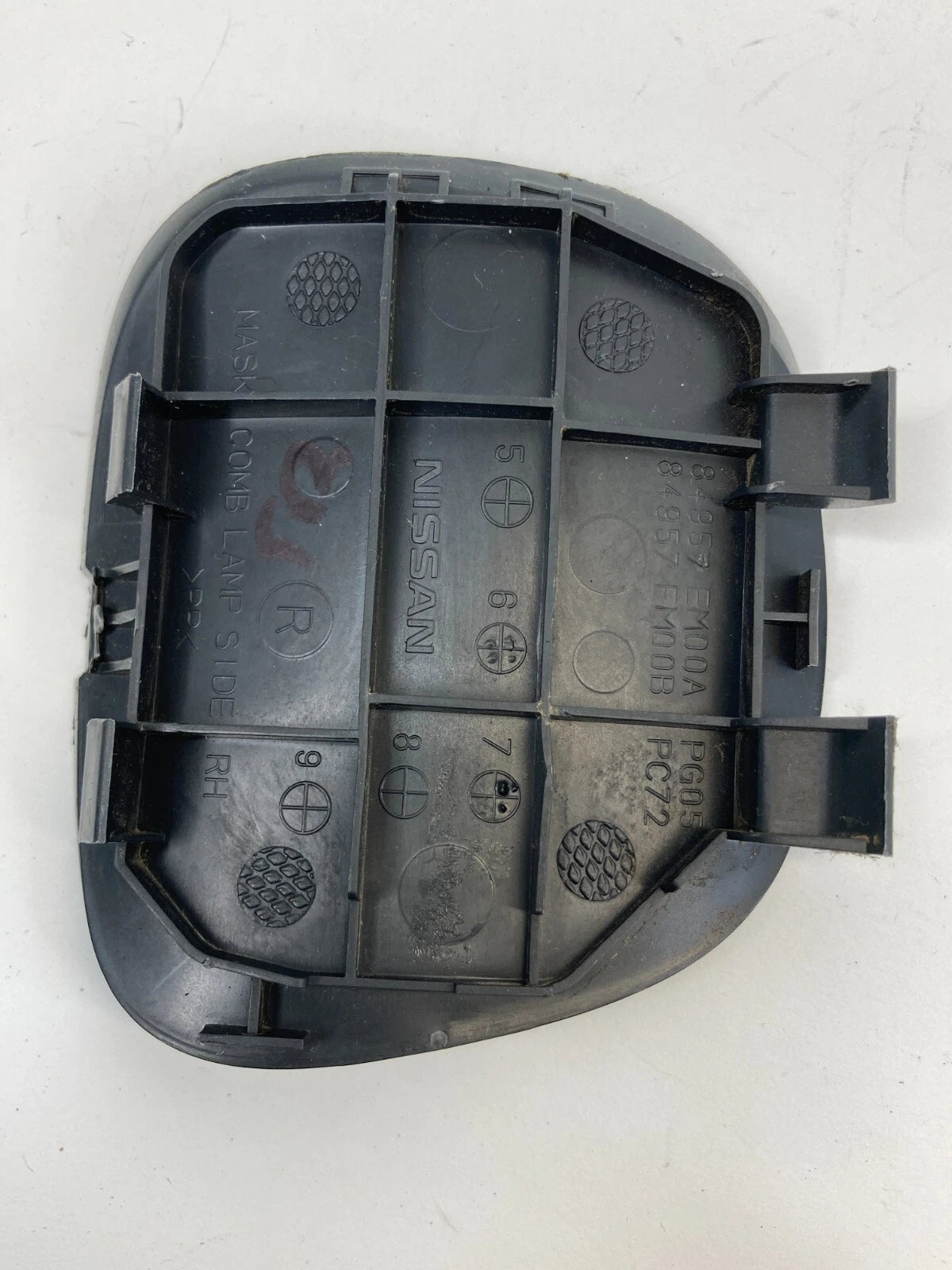 07-12 VERSA HTCBK INNER TRUNK AREA RIGHT TAILLIGHT MASK ACCESS LID 84957-EM00B