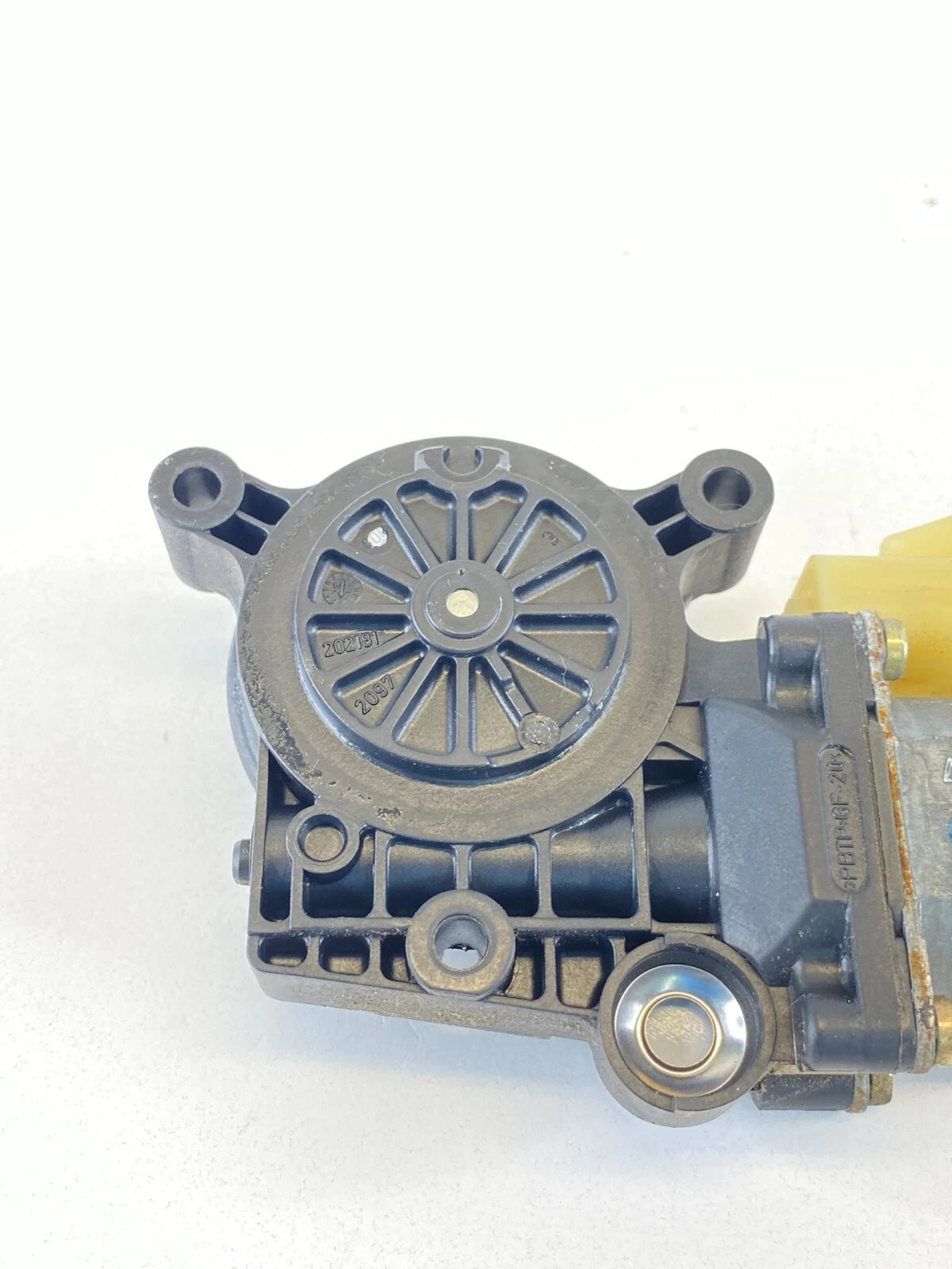 00-05 CHEVROLET IMPALA FRONT RIGHT PASSENGER SIDE DOOR WINDOW MOTOR CM090940B
