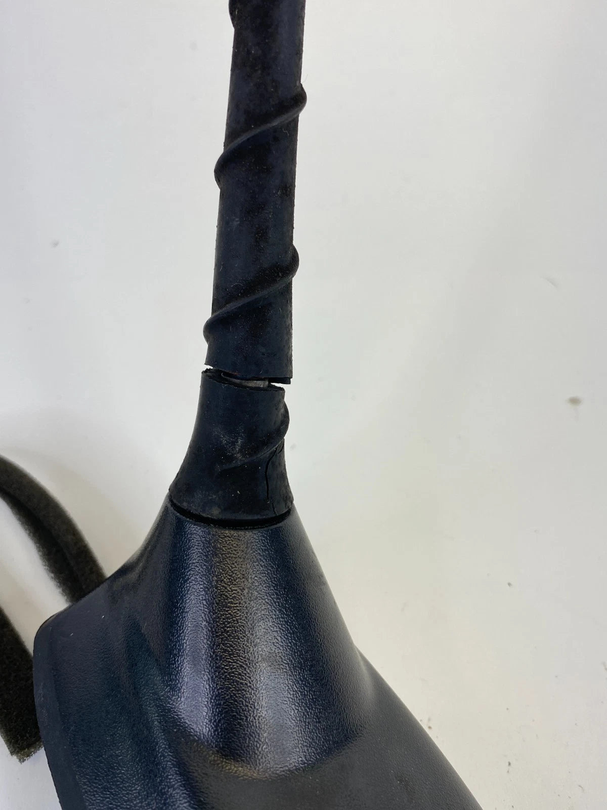 2013-2016 DODGE DART ROOF MOUNTED RADIO ANTENNA BASE & MAST 05091973AB OEM