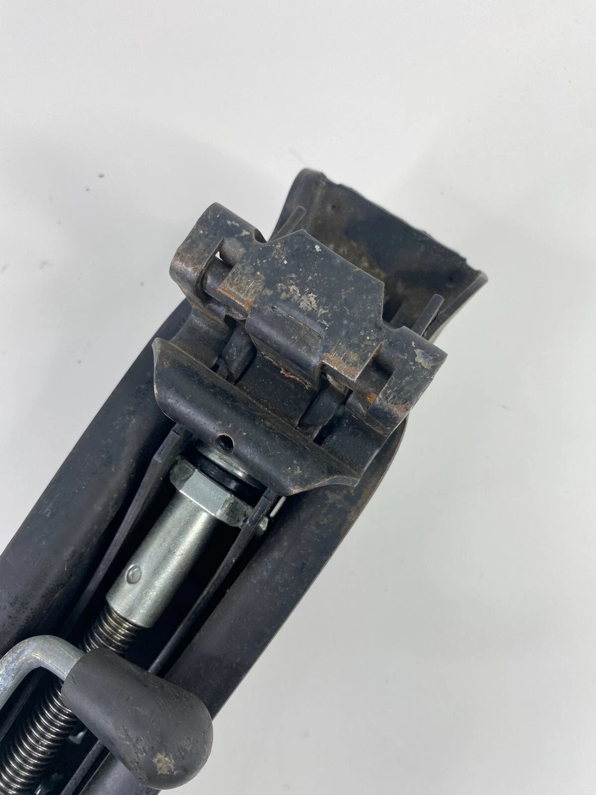 2006-2009 VOLKSWAGEN GTI SPARE TIRE LIFT JACK AND HANDLE LEVER SET 1K0011031 OEM