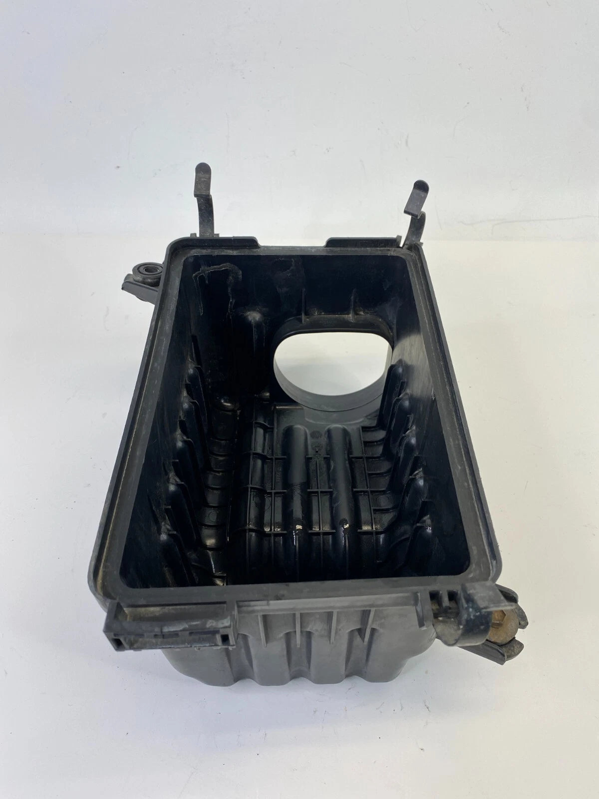 2007-2009 HYUNDAI SANTA FE 3.3L AIR INTAKE CLEANER BOX LOWER COVER 28112-2B000