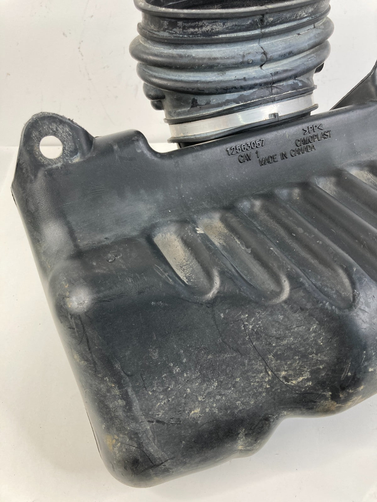 2000-2002 Chevrolet Camaro 3.8L A/T Air Cleaner Intake Duct Resonator 12563057