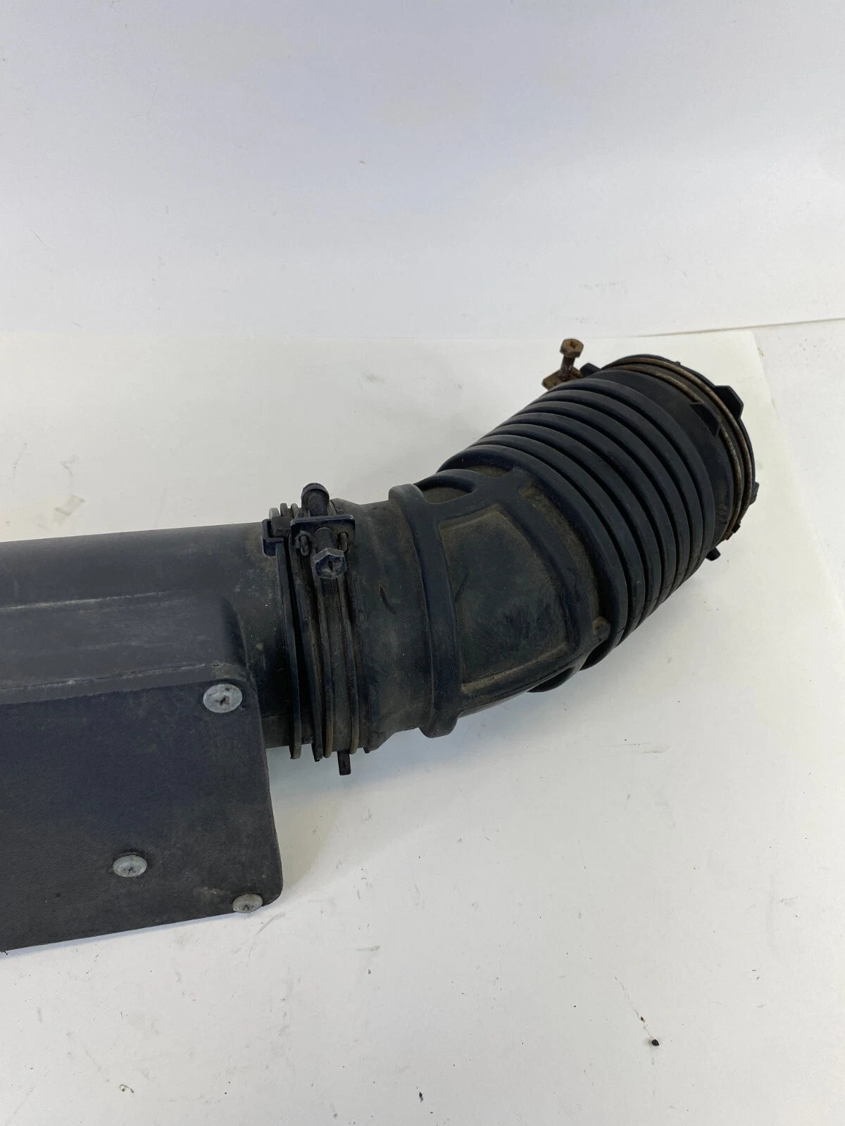 2009-2011 KIA BORREGO 3.8L V6 ENGINE AIR INTAKE HOSE DUCT TUBE OEM 28139-2J200