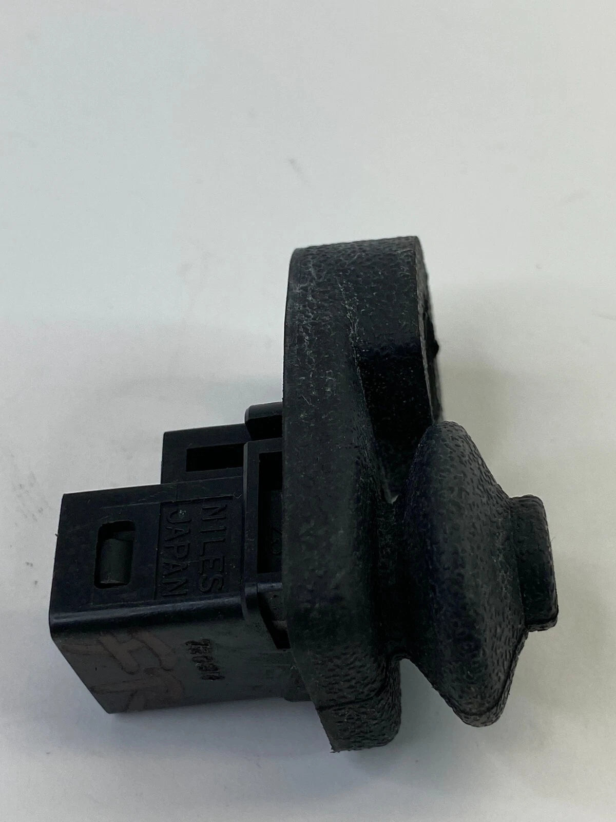 2003-2008 INFINITI G35 SEDAN FRONT RIGHT DOOR AJAR JAMB LIGHT LAMP SWITCH BUTTON