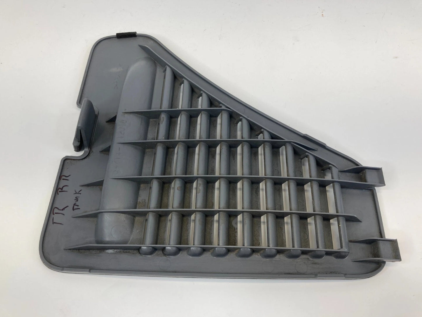 01-05 TOYOTA RAV4 REAR RIGHT CARGO AREA SIDE TRIM PANEL VENT COVER 64714-42010