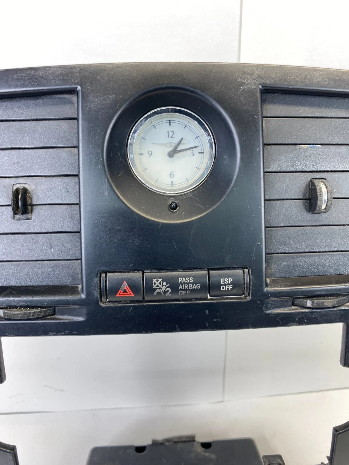 2005-2007 CHRYSLER 300 DASH RADIO BEZEL W/ AIR VENTS PANEL & CLOCK 04602385AC