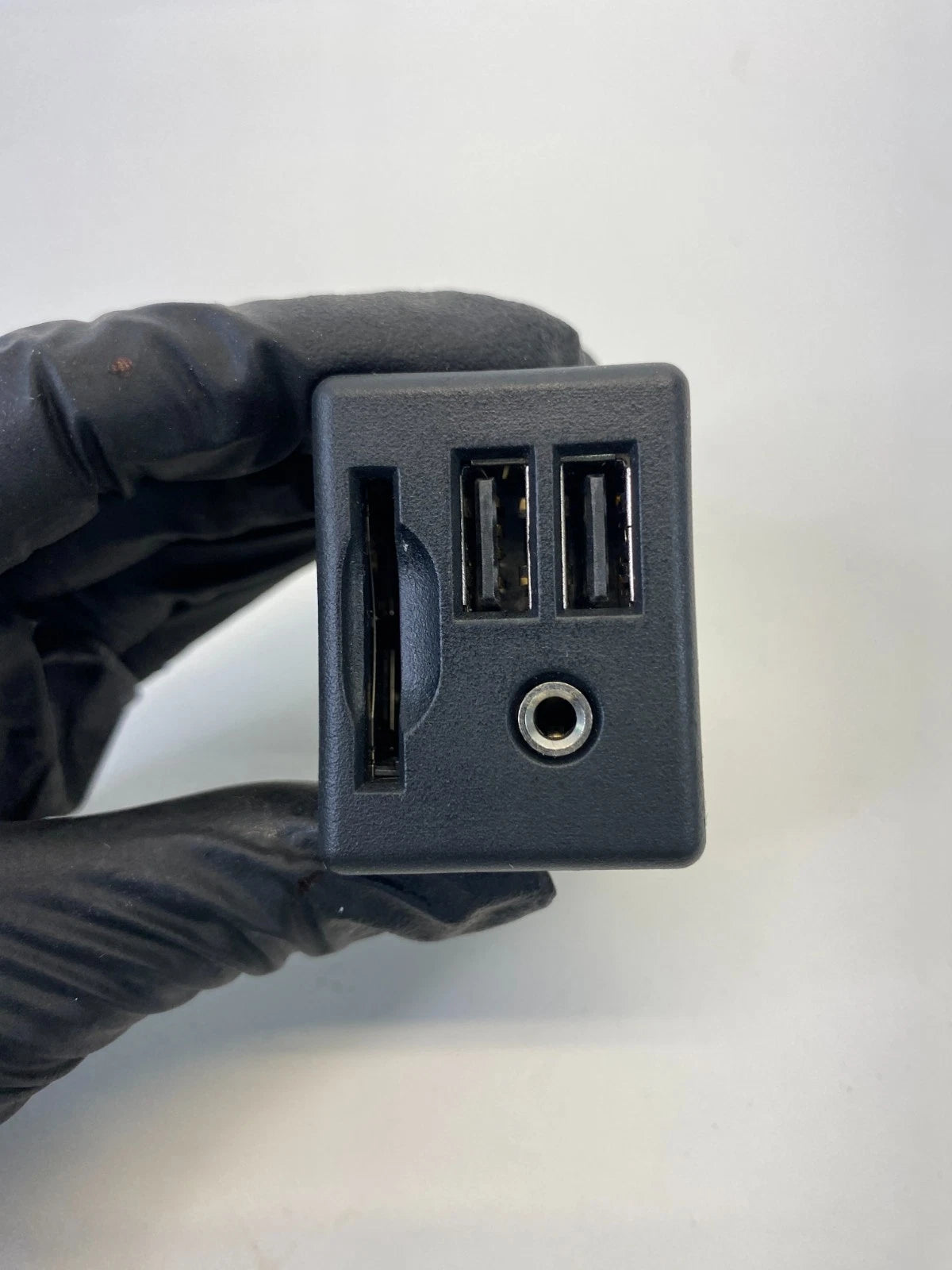 13-16 CADILLAC ATS CTS CENTER CONSOLE DUAL USB AUX SD CARD PORT ASSY 1358121 OEM