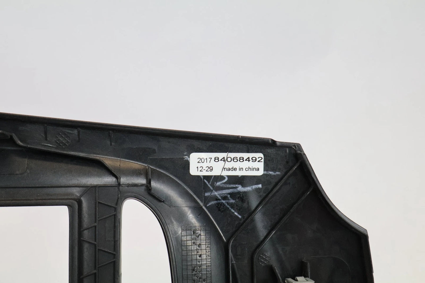 16-19 CHEVROLET CRUZE CENTER DASH RADIO BEZEL TRIM PANEL SURROUND OEM 84068492