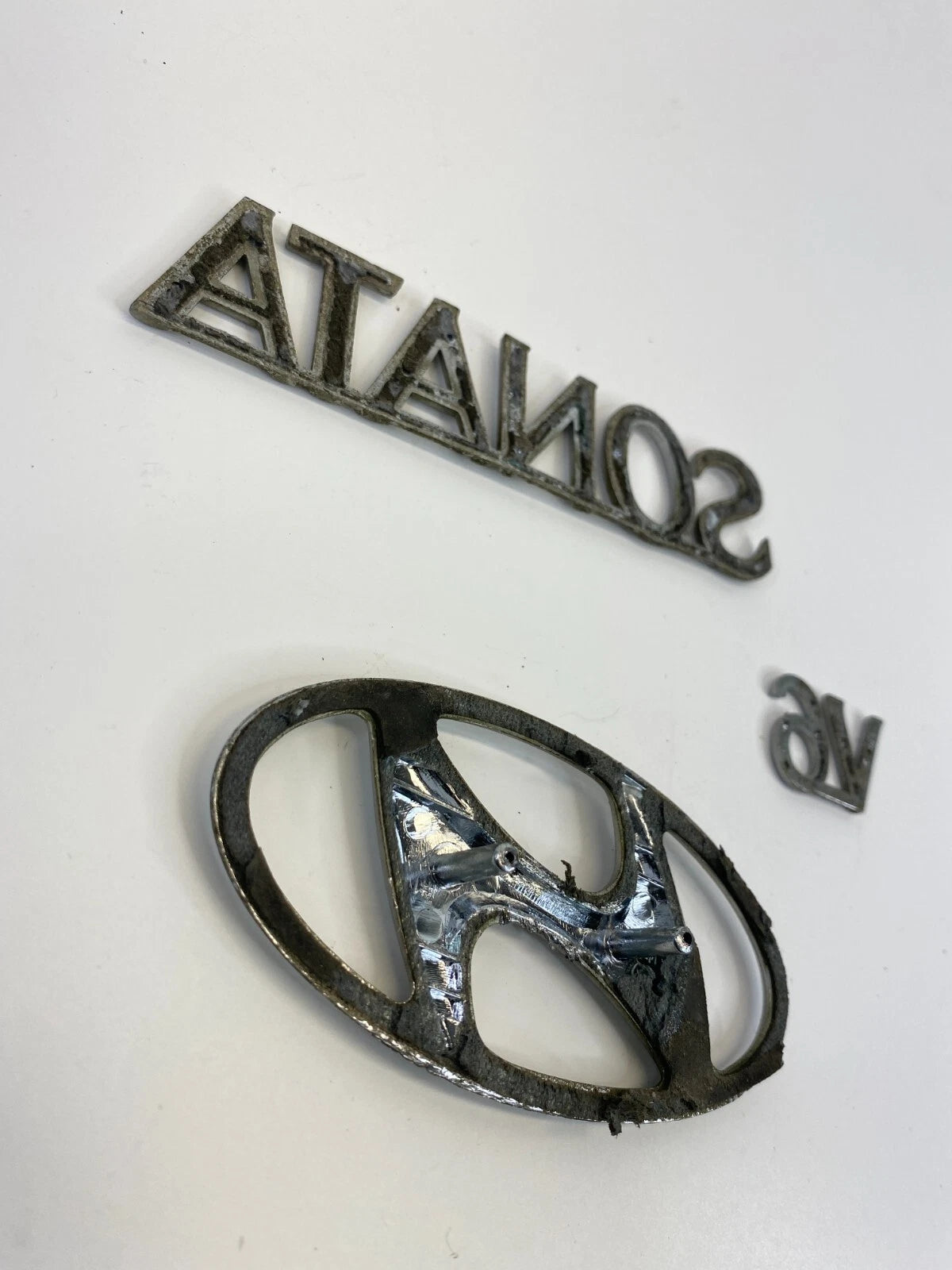 2002-2005 HYUNDAI SONATA V6 REAR TRUNK DECK LID LOGO EMBLEM BADGE SET OEM