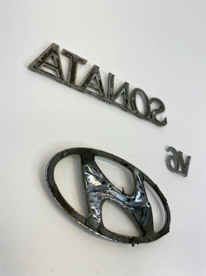 2002-2005 HYUNDAI SONATA V6 REAR TRUNK DECK LID LOGO EMBLEM BADGE SET OEM