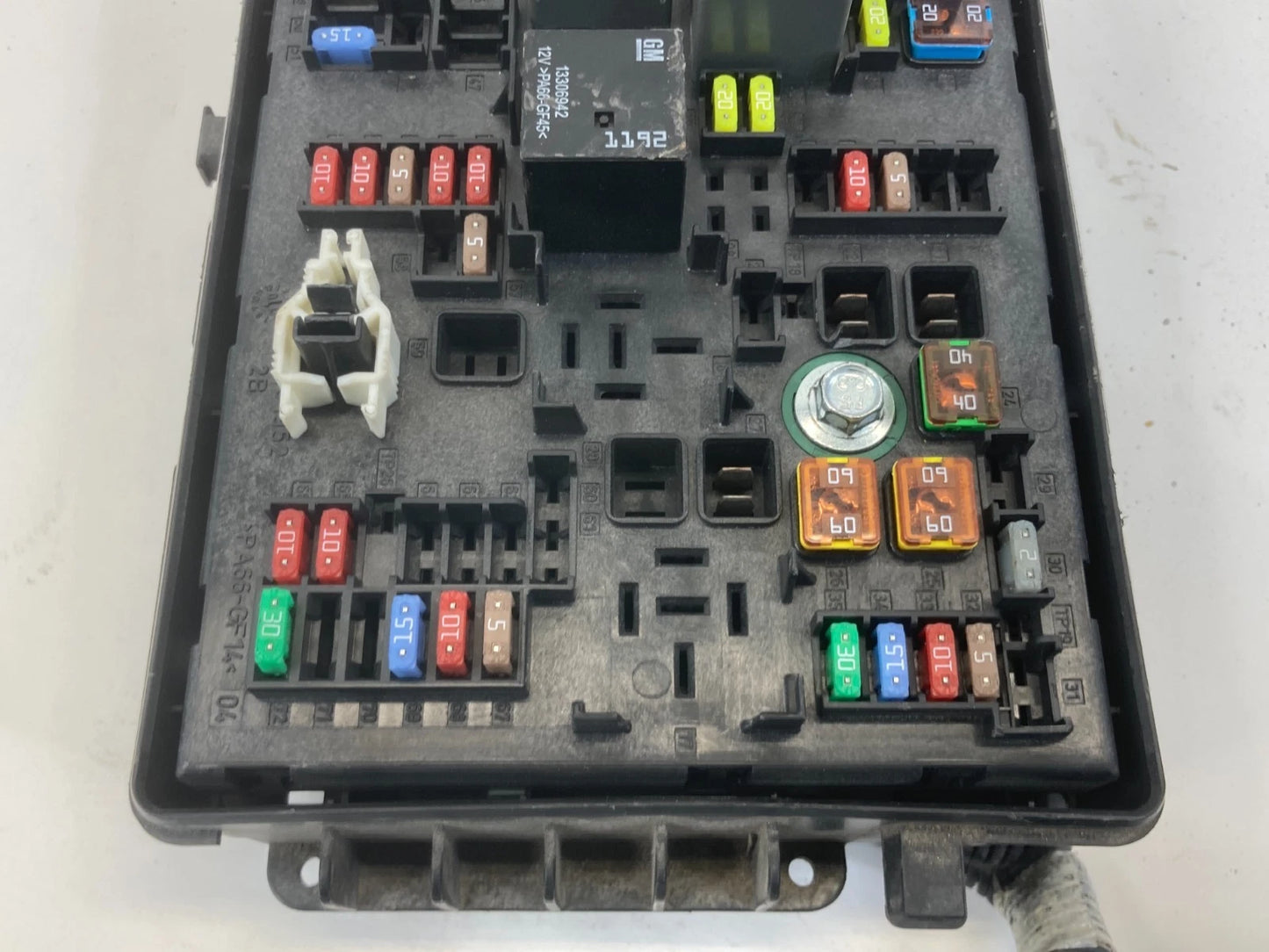 2010 2011 CADILLAC SRX 3.0L ENGINE FUSE BOX FUSEBOX W/O FOG LIGHTS 15896994 OEM