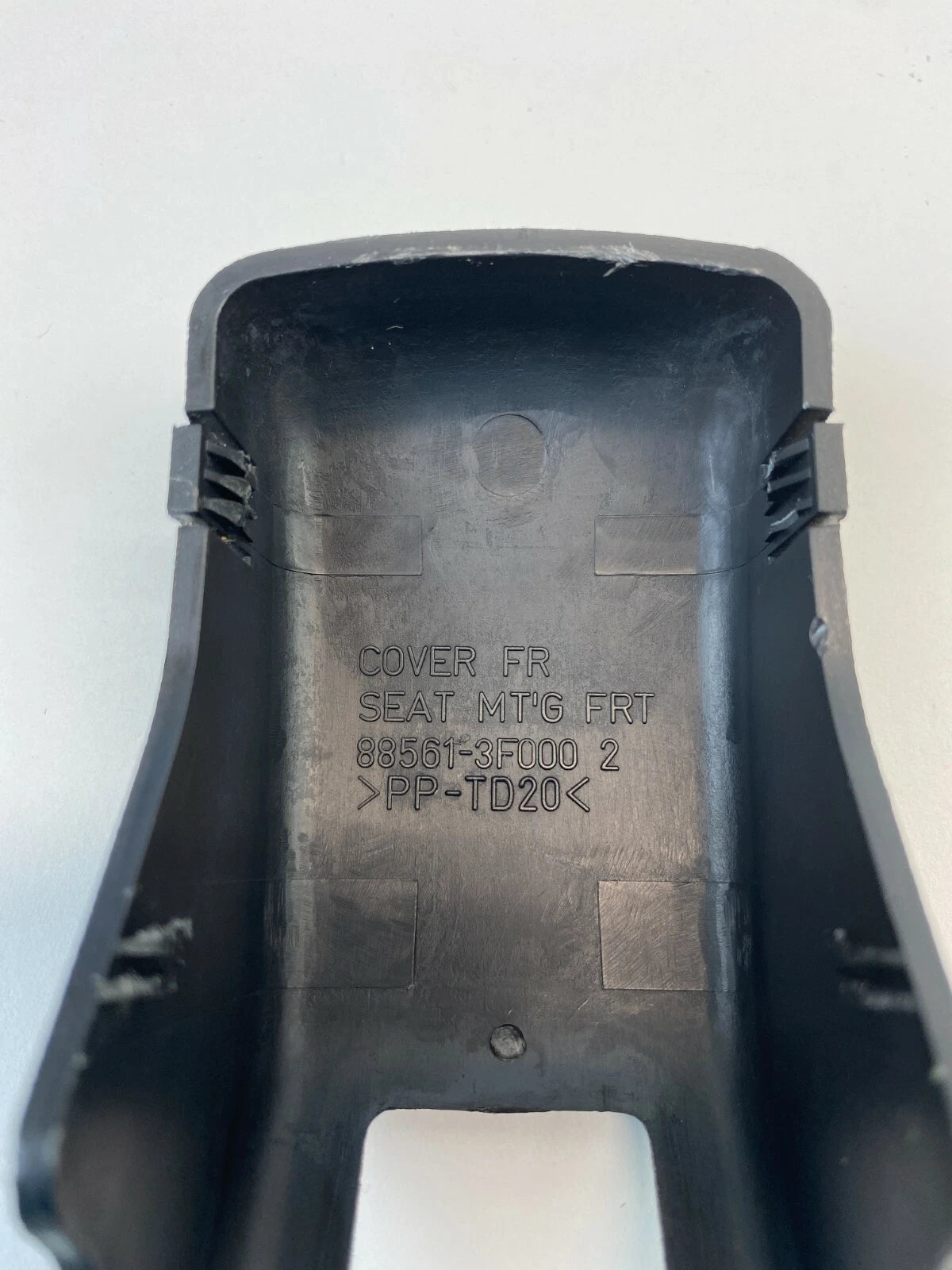 2004-2006 KIA AMANTI SEDAN FRONT SEAT SIDE TRACK END COVER PANEL 88561-3F000 OEM