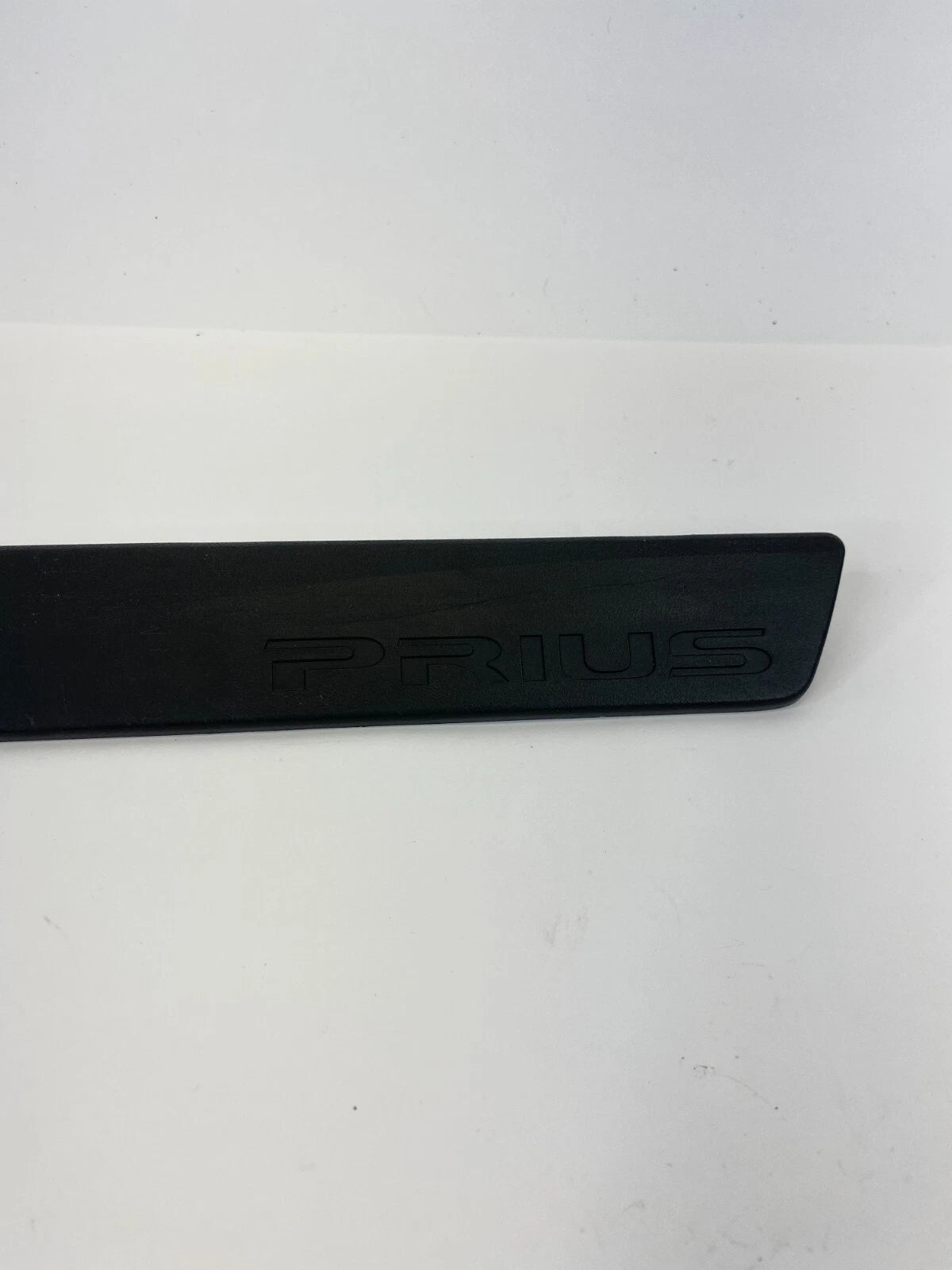 10-15 TOYOTA PRIUS FRONT RIGHT SIDE DOOR SCUFF PLATE STEP TRIM PANEL 67911-47030