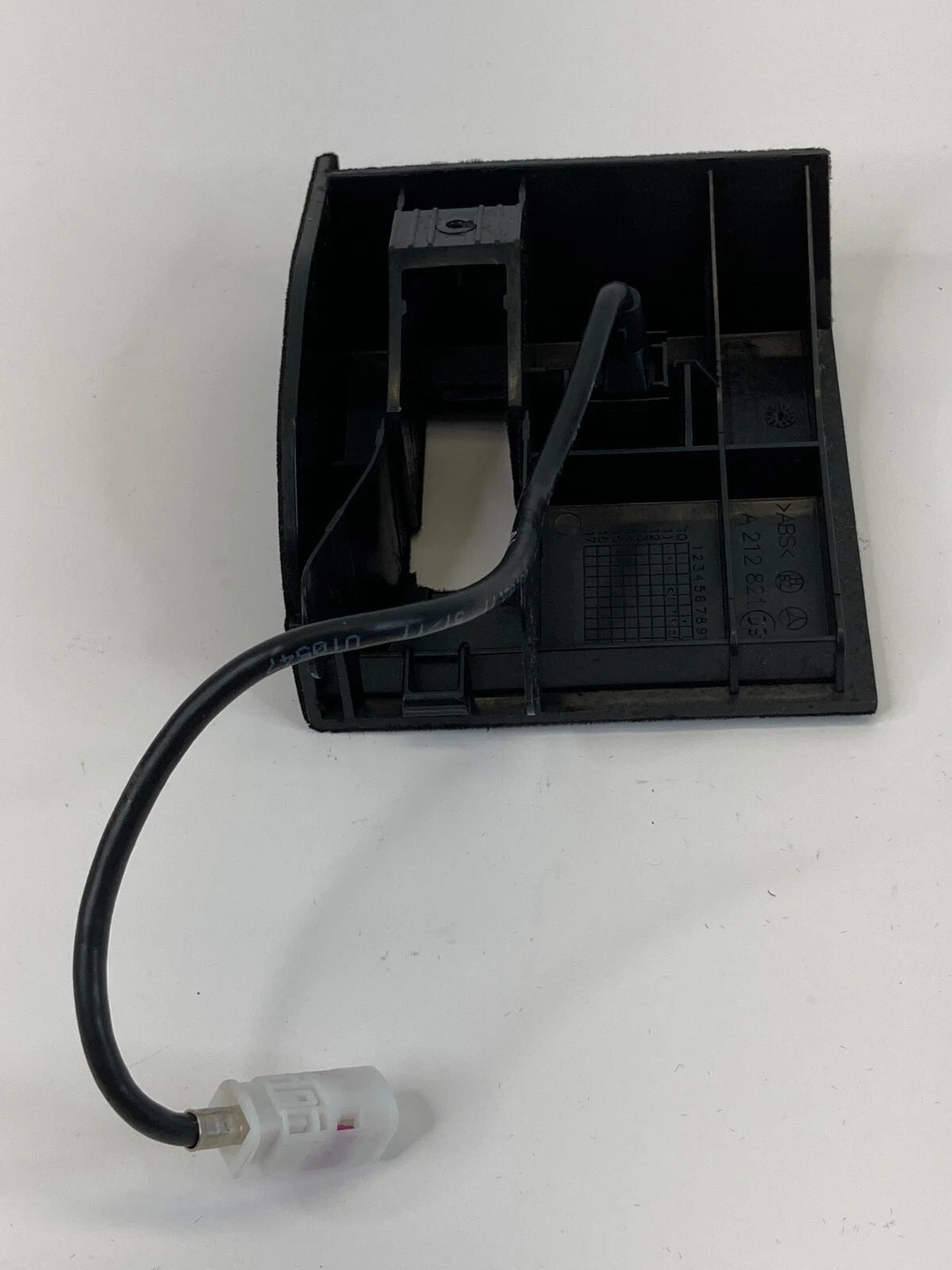 2012-2016 MERCEDES-BENZ E350 CENTER CONSOLE USB SOCKET PLATE TRIM 212-821-09-11