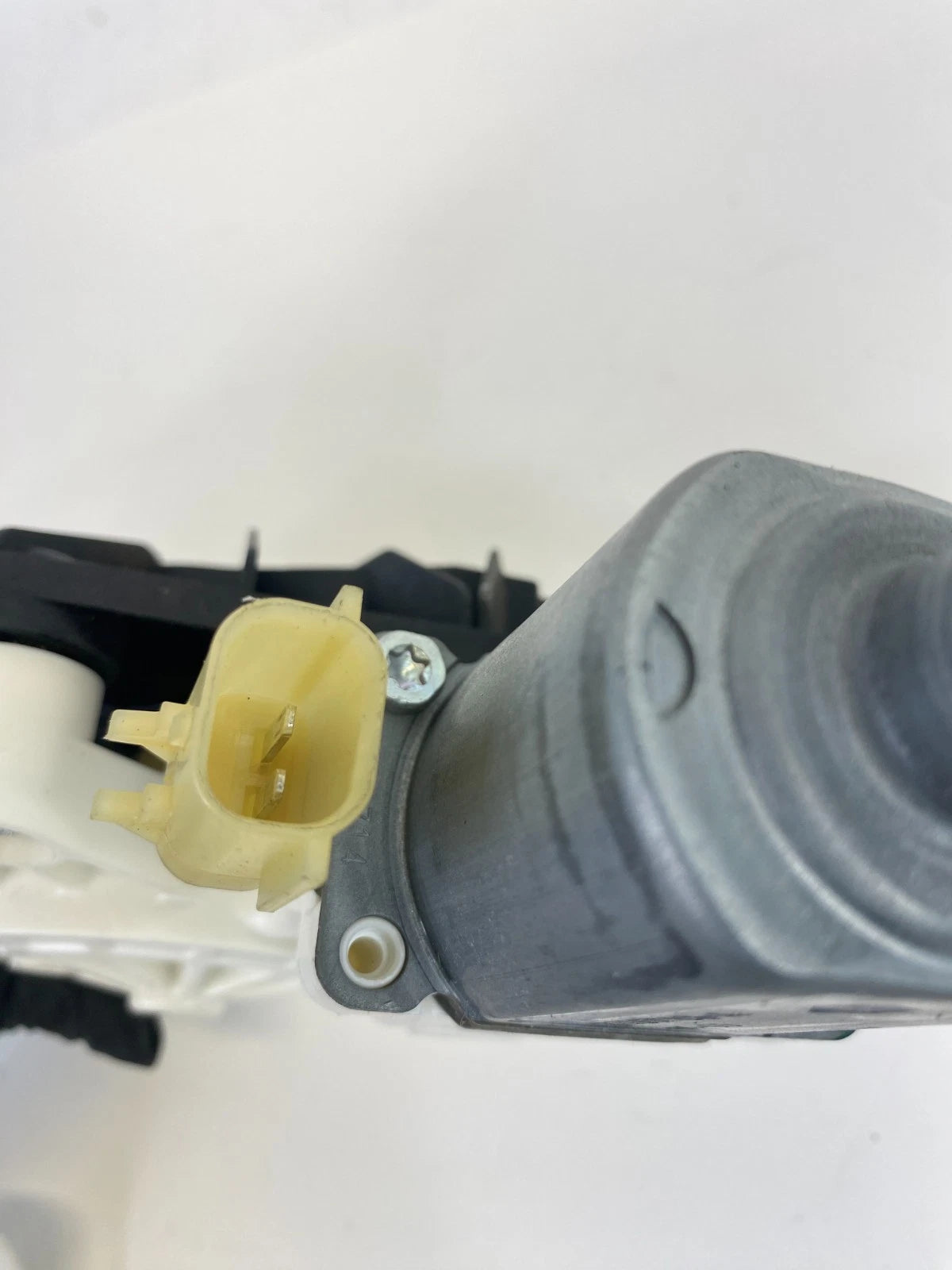 2015-2017 CHRYSLER 200 REAR RIGHT POWER WINDOW MOTOR AND REGULATOR 3035783A OEM