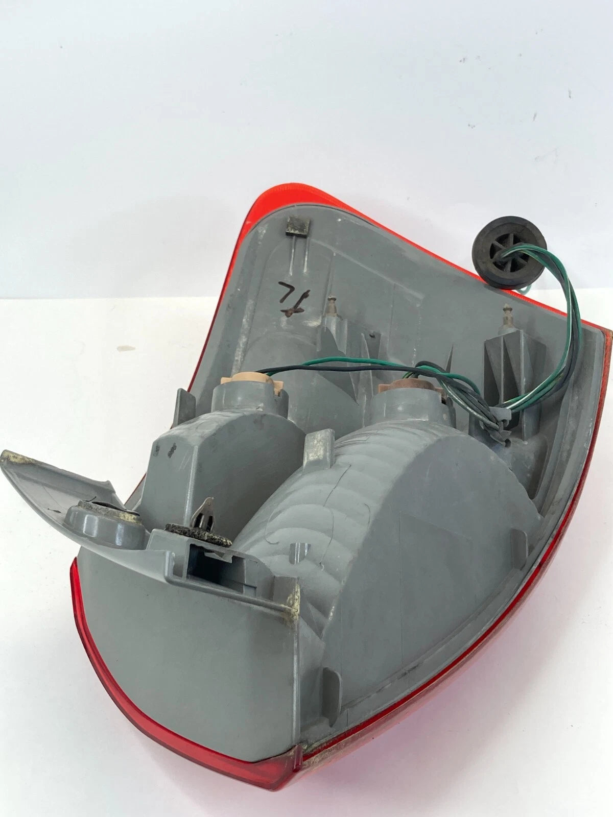 2008-2013 NISSAN ROGUE LEFT DRIVER OUTER TAIL LIGHT LAMP TAILLIGHT TAILLAMP OEM