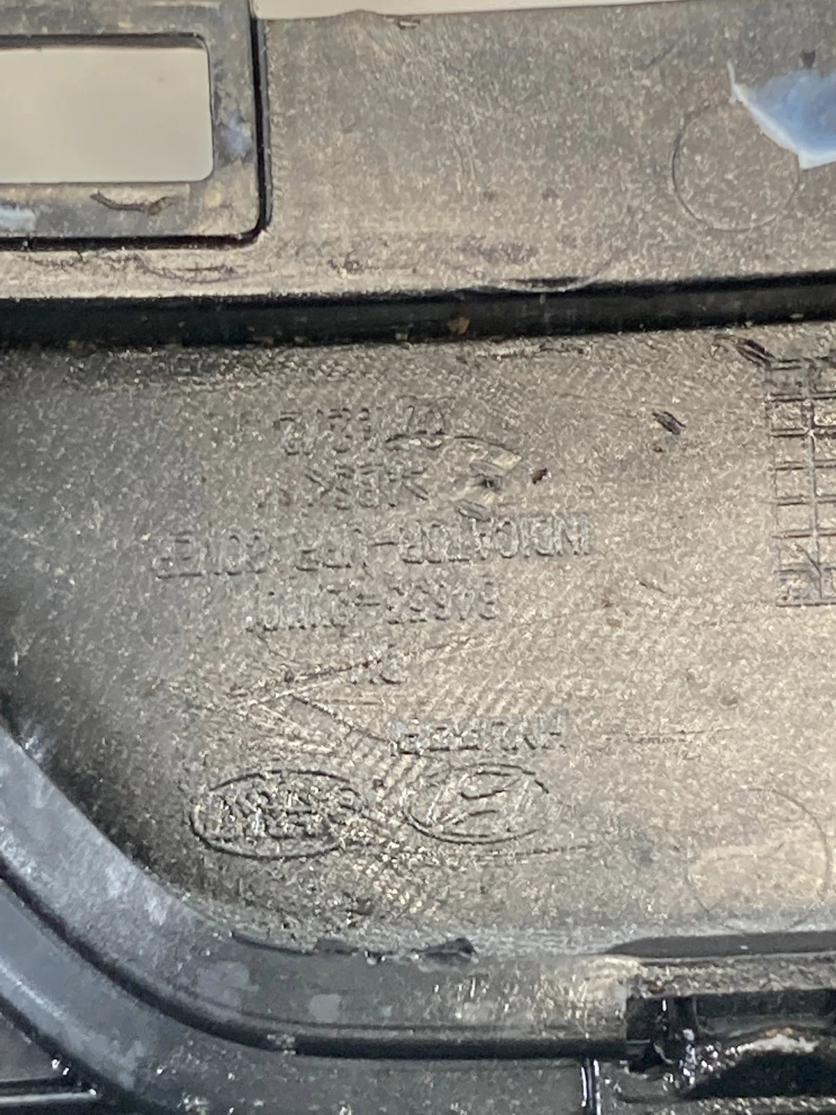 2013-2019 HYUNDAI SANTA FE CENTER CONSOLE SHIFTER BEZEL W/ CUP HOLDER & SWITCHES