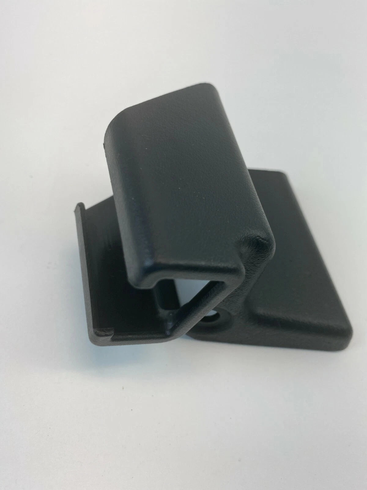 04-06 KIA AMANTI FRONT RIGHT PASSENGER SEAT RAIL TRACK END COVER 88568-3F002 OEM
