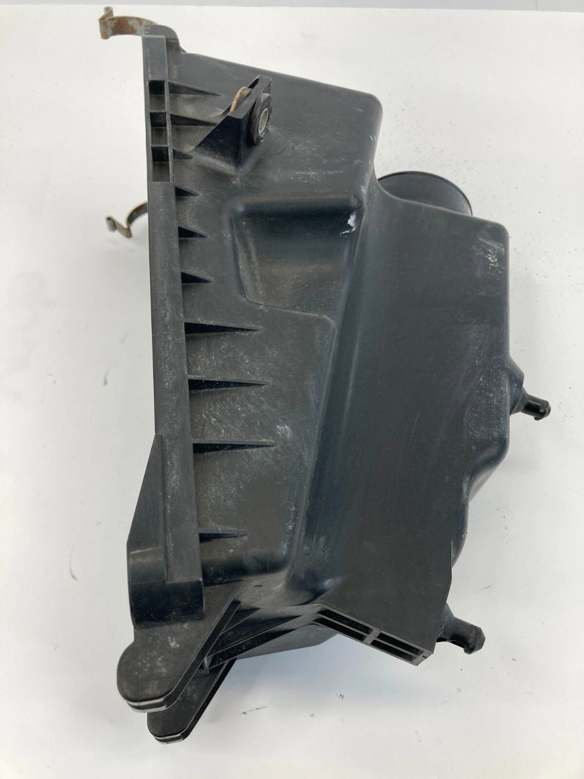 2010-2013 SUZUKI SX4 AIR CLEANER INTAKE LOWER COVER HOUSING OEM 13700-54L00