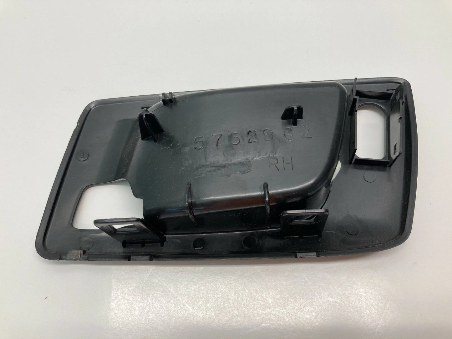 03-07 CADILLAC CTS FRONT PASSENGER SIDE INTERIOR DOOR HANDLE BEZEL 25752962 OEM