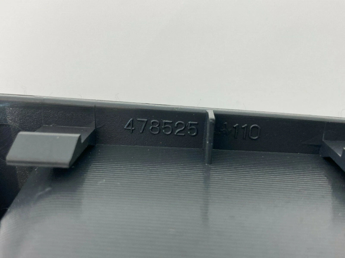 2003-2006 KIA SORENTO REAR RIGHT DOOR WINDOW SWITCH BEZEL TRIM COVER 478525-A110