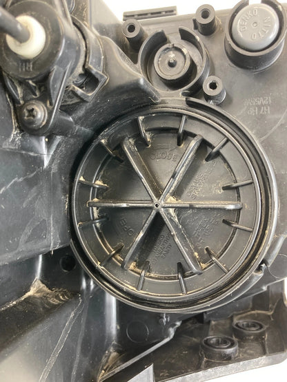 2016-2018 KIA SORENTO RIGHT SIDE HEADLIGHT HALOGEN W/ GUIDE LED 92102-C6 OEM